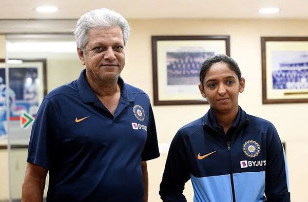 WV Raman & Harmanpreet Kaur. Pic Credits: TOI