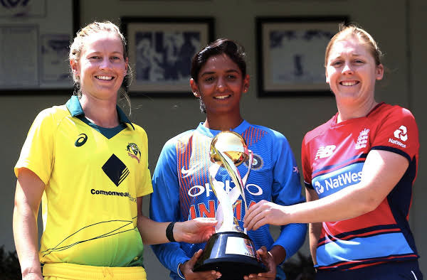 Captains pose with the trophy