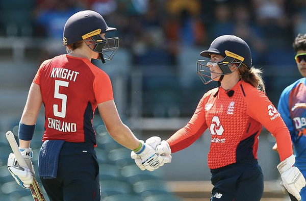 Heather Knight and Tammy Beaumont. Pic Credits: http://twitter.com/englandcricket