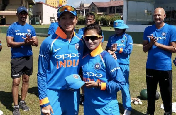 Taniya Bhatia receiving her Debut Cap by Smriti Mandhana