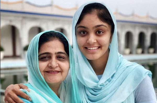 Harleen Deol with her mother. PC: Twitter