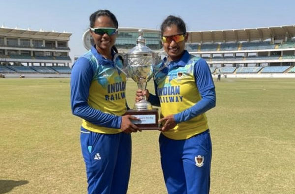 Sabbhineni Meghana with Railways Captain Mithali Raj