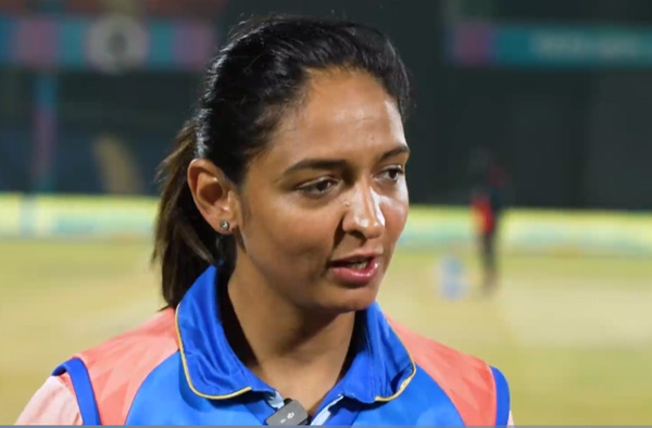 "Arey vo referee mere peeche pade hain, bat check kar rahe hain" says Harmanpreet Kaur